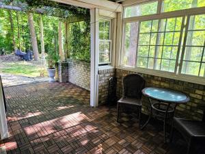 Κήπος έξω από το Mooresville Furnished Garden Apartment
