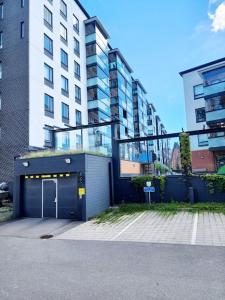 un edificio con un garaje azul con un edificio en Top floor, en Espoo
