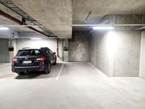 Un coche está aparcado en un aparcamiento en Top floor, en Espoo