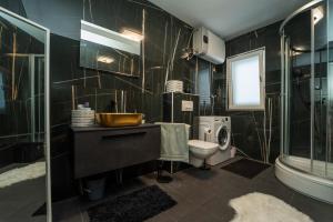 Ένα μπάνιο στο Villa Antonijo