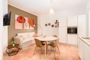 un soggiorno con un tavolo e un divano di Design Retreat a Saluzzo - Comfort e Stile Unico a Saluzzo
