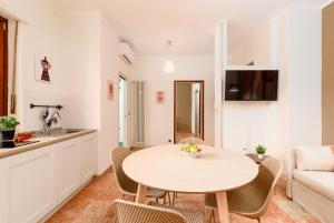 una cucina e un soggiorno con tavolo e sedie di Design Retreat a Saluzzo - Comfort e Stile Unico a Saluzzo