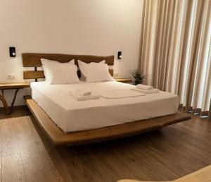 Alpeta Agrotourism & Winery - Roshnik , Berat客房内的一张或多张床位