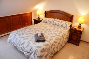 a bedroom with a bed with two night stands and two lamps at Apartamento en Somo con 2 plazas de garaje in Somo