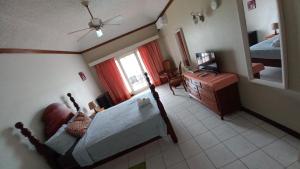Letto o letti in una camera di Fisherman's Inn Hotel