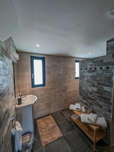 y baño con lavabo y ducha con barra. en Lake House & Private Pub Kerry - Large Groups up to 26 People, en Kenmare 27 fotos más