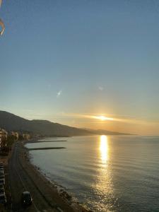Fotografia z galérie ubytovania Sea view studio, huge terrace on the 4th floor v Mentone