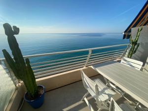 Fotografia z galérie ubytovania Sea view studio, huge terrace on the 4th floor v Mentone