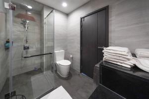 Koupelna v ubytování EDGE Central Pattaya 2bdrm Balcony Ocean View + 27 fotografií