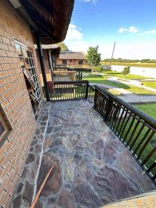 Balkón nebo terasa v ubytování MoOs River Lodge
