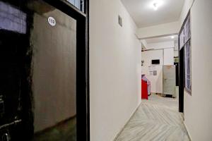 Cucina o angolo cottura di SPOT ON Raj Hotel Vip Near Worlds Of Wonder