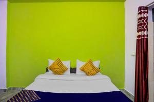 Letto o letti in una camera di SPOT ON Raj Hotel Vip Near Worlds Of Wonder