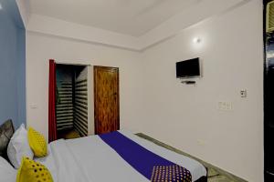 TV o dispositivi per l'intrattenimento presso SPOT ON Raj Hotel Vip Near Worlds Of Wonder