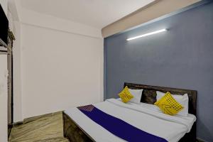 Letto o letti in una camera di SPOT ON Raj Hotel Vip Near Worlds Of Wonder
