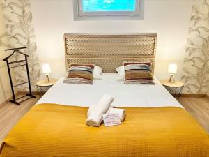 a bedroom with a large bed with two towels on it at Appartement Indépendant, tout confort avec terrasse in Valence
