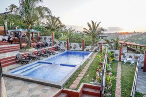 une piscine sur le toit d'une maison dans l'établissement Oka tagaytay escape, à Casile