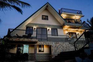 Cette grande maison dispose d'un balcon. dans l'établissement Oka tagaytay escape, à Casile