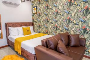 une petite chambre avec un lit et un canapé dans l'établissement Oka tagaytay escape, à Casile 39 autres photos