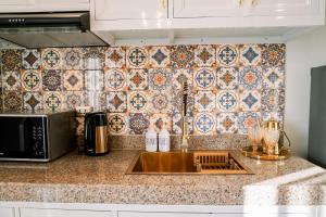 un comptoir de cuisine avec un évier et un micro-ondes dans l'établissement Oka tagaytay escape, à Casile