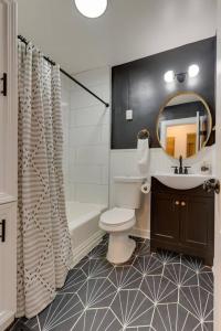Ένα μπάνιο στο Sleep 8 in our Cozy Colonial 2Miles from Broadway +22 φωτογραφίες