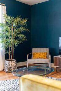 Χώρος καθιστικού στο Sleep 8 in our Cozy Colonial 2Miles from Broadway