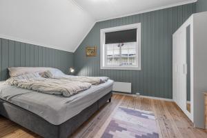 a bedroom with green walls and a bed at Sentral leilighet i klassisk hus! in Lillehammer