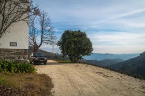 a car parked on the side of a dirt road at Quinta dos Poeiros in Medrões