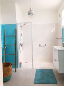 a bathroom with a shower and a green rug at Maison familiale La Fontaine tout confort à 400m de la plage in Plobannalec-Lesconil +22 photos