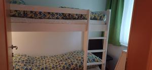 Postel nebo postele na pokoji v ubytování Familienfreundliche Wohnung Bregenz, Österreich