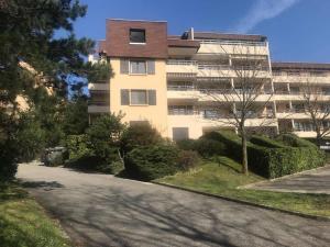 an empty street in front of a building at Appartement en Rez de jardin climatisée 2 pièces-cuisine avec terrasse et jardin in Sainte-Foy-lès-Lyon
