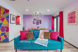 Vibrant Riverfront 2BD with a Pool的休息区