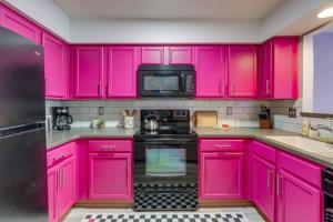 Vibrant Riverfront 2BD with a Pool的厨房或小厨房