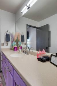 Vibrant Riverfront 2BD with a Pool的厨房或小厨房