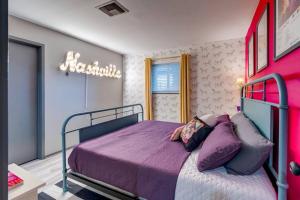 Vibrant Riverfront 2BD with a Pool客房内的一张或多张床位