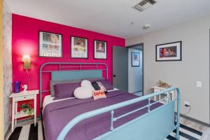 Vibrant Riverfront 2BD with a Pool客房内的一张或多张床位