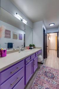 纳什维尔Vibrant Riverfront 2BD with a Pool的紫色浴室设有水槽和镜子