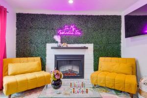 Vibrant Riverfront 2BD with a Pool的休息区