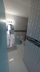 un bagno con lavandino e WC di Fisherman's Inn Hotel a Florence Hall