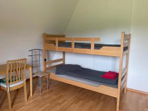 Palanda nebo palandy na pokoji v ubytování Ferienwohnung am Rhein