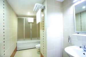 Koupelna v ubytování Budo Hotel