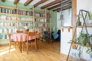 a dining room with a table and bookshelves at Maison 3 chambres face à la Cathédrale in Le Mans