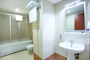 Koupelna v ubytování Budo Hotel