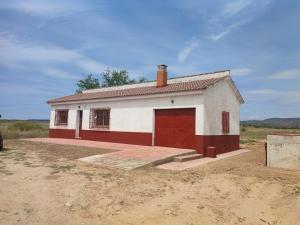 a small house in the middle of a field at Casa la Poveda in Villa del Prado