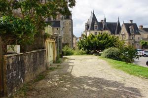 an empty street in a city with buildings at Maison 3 chambres face à la Cathédrale in Le Mans