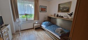 a small room with a bed and a window at Ferienwohnung Fellnasen WG 2 in Krefeld