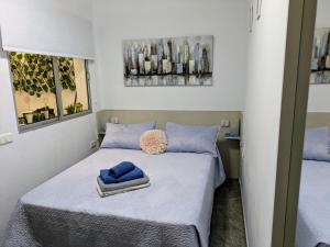 A bed or beds in a room at Burero Beach Stay - Comfy - Near airport & Beaches