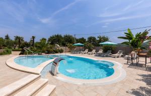 una piscina con un tobogán en un patio en Villa Filton, en Vranje Selo 46 fotos más