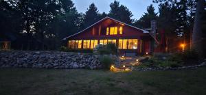 Κήπος έξω από το Redwood Retreat by the Lake