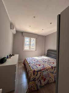 een slaapkamer met een bed, een bureau en een raam bij Appartamento Centro Cagliari con ampio Terrazzo in Cagliari