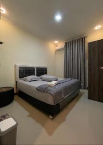 Tempat tidur dalam kamar di Farastha Homestay